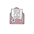 Spilla a busta in smalto rosa con testo motivazionale e piccoli fiori bianchi - Busta Rosa-Fiore-Don't be hard on yourself
