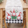 Camino de mesa navideño de lino con gnomos y texto Gnome For The Holidays - Camino de Mesa de Cuadros Negros y Blancos