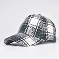 Detailansicht der karierten Baseballkappe mit grün-weißer Tweed-Stoffstruktur - Verstellbar / Grün Weiß Schwarz Kariert (02)