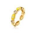 Détail d'une bague ajustable dorée à l'or avec motif œil jaune et zircons scintillants - Ouvert Réglable / Jaune