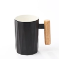 Taza negra con patrón de diamantes
