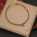 Collar de cadena de cuero con colgante de mariposa negra, gema verde y perlas blancas - Estilo Mariposa