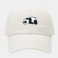 Dettaglio del ricamo a panda su un cappello da baseball beige con visiera curva - Bianco