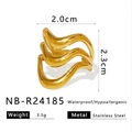 Macro-opname van de drielaagse 18K vergulde roestvrijstalen golfring afmetingen - Verstelbaar Open / Meerlagige Golfstijl (NB-R24185)