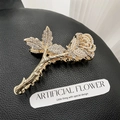 Gouden rozen haarklem met ingelegde parels en strass op zwarte lederen achtergrond - Parel & Diamant Stijl 11cm