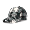 Vista dettagliata della spessa trama e del classico motivo a quadri su questo berretto - Taglia unica / Plaid Verde Nero Bianco (C)