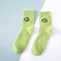 Calze pelose verde chiaro con ricamo a kiwi realizzate in caldo pile corallo - Taglia unica / Kiwi Verde Chiaro