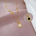 Detailansicht der Titanstahl-Halskette mit römischen Ziffern und Onyx-Muschel-Anhängern - Weiße Perlmutt/Schwarzer Achat Doppelseitiger Stil / Gold