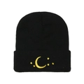 Dettaglio del ricamo con luna e stelle sul risvolto del berretto in maglia nera - M (56-58cm) / Nero