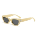 Occhiali da sole moderni cat-eye crema con montatura squadrata e dettagli in argento - Montatura Giallo Gelatina Lenti Grigio Nero