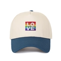 Dettaglio della toppa arcobaleno LOVE e tesa blu navy sul cappellino bianco a 5 pannelli - Regolabile / Blu scuro