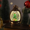 Dettaglio della lanterna di Natale retrò in bronzo con albero a LED e glitter sui libri - Albero di Natale