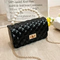 Schwarze gesteppte Lackleder-Minitasche mit Perlengriff und goldener Kette - Schwarz (Perlengriff)