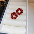 Detailansicht der roten Rosenohrringe mit Perle auf einem Samt-Schmuckkästchen - 34# Silberner Ohrstecker - Rote Blume Goldener Rand
