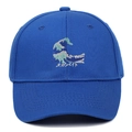 Dettaglio del ricamo dell'onda e dei caratteri giapponesi su un cappellino blu - Regolabile / Blu