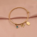 Detalle de pulsera de acero titanio dorado con colgante de ángel, gema azul y lazo - Dorado