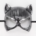 Detailansicht der silber-schwarzen Katzen-Maskenball-Maske mit gebürsteter Metalltextur - Antiksilber
