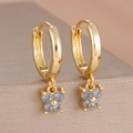 Vue macro de boucles d'oreilles papillon plaquées or 18 carats avec zircons bleus - Boucles d'oreilles pendantes papillon (Y27359) / Ensemble deux pièces / Or-Bleu Clair
