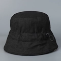 Détail d'un chapeau bob en lin noir montrant le cordon ajustable et la texture tissée - M (56-58cm) / Noir