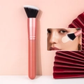 Platte foundationborstel met roségouden huls en roze handvat voor een gladde basis - Schuine Blush Kwast / Klein / Oranje
