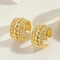 Detailansicht der 14K vergoldeten C-förmigen Ohrclips mit Schichtperlen-Textur - Breit Perlen / Gold