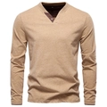 Detail van de drie-knoops Henley V-hals op een kaki katoenen shirt met lange mouwen - S / Khaki