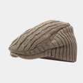 Dettaglio della trama in maglia a trecce kaki su una coppola vintage calda invernale - Cachi