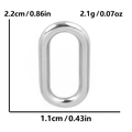 Dettaglio pendente ovale in acciaio inox 304 con misure di 2,2 cm altezza e 1,1 cm larghezza - Argento