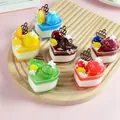 Set di 6 magneti realistici a forma di mousse con decorazioni di frutta e panna montata - Set di 6 Assortiti (Con Scatola)