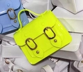 Mini borsa Cambridge in PVC giallo fluorescente con due cinturini a fibbia - Giallo