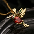 Collana con ciondolo a colibrì in oro con gemma rossa a goccia e zirconi colorati vivaci - Oro Corpo Rosso Ali Verdi Rosse