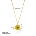 Macro-opname van gouden vintage ketting met turquoise hanger en reliëftexturen - Groene Edelsteen Ketting (YYN023195-G)