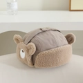 Dettaglio cappello invernale per bambini con ricamo orsetto e morbide orecchie in lana - 52cm (2-5 Anni) / Cachi