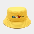 Dettaglio del cappello a secchiello giallo con ricami di dinosauri colorati e cuciture fini - M (56-58cm) / Giallo