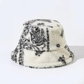 Dettaglio della texture in pile sherpa con motivi paisley neri su cappello a secchiello - M (56-58cm) / Beige