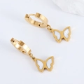 Elegante goldene Schmetterling-Ohrringe mit weißem Muscheleinleger auf weißem Grund - Kleiner Schmetterling