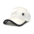 Dettaglio del cappellino in raso bianco con visiera nera e distintivo con logo M - M (56-58cm) / Bianco
