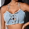 Dettaglio del top denim azzurro con occhielli in metallo e lacci incrociati sul petto - Taglia S / Top Blu Chiaro