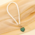 Elegante collar de perlas con colgante de corazón verde facetado y cierre de oro - Estilo 2 Collar de Piedras Preciosas Facetadas en Forma de Corazón / Verde Pavo Real