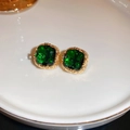 Vue macro détaillée des boucles d'oreilles carrées en zircon émeraude et bord doré - 49# Tige en argent - Or - Vert - Style plaqué or