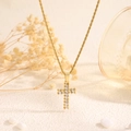Collier chaîne torsadée dorée avec un pendentif croix serti de zircons brillants - Style 4-Entièrement Diamanté Exquis