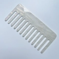 Dettaglio della texture marmo bianco e denti larghi sul pettine in acrilico antistatico - Texture Marmo Bianco