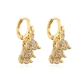 Dettaglio di orecchini a cerchio placcati oro 18K con pendenti a foglia in zircone rosa - Orecchini Delicati Foglia d'Oro con Zirconia Rosa