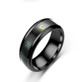 Détail macro de la bague intelligente en acier noir avec affichage de température - US 6 / Noir