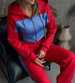 Detail des rot-himmelblauen Trainingsanzugs mit Kapuze und zweifarbiger Jogginghose - S / Rot/Blau