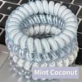 Drei mintblaue spiralförmige Telefonkabel-Haargummis mit bunten Tupfen auf einer Fläche - 3# Minze Serie