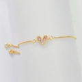 Dettaglio del bracciale dorato regolabile con pendente a cuore e zirconi rosa - Rosa