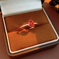 Makroansicht des 18k vergoldeten Kürbis-Rings mit Emaille und Zirkon-Steinen - Flaschenkürbis-Stil (WR620) / Gold-Rot