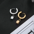 Paio di orecchini a cerchio in acciaio inossidabile oro e argento con dadi pendenti - Oro