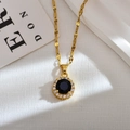 Elegante goldene Halskette mit großem schwarzen Edelstein und weißem Diamantbesatz - Königsblau